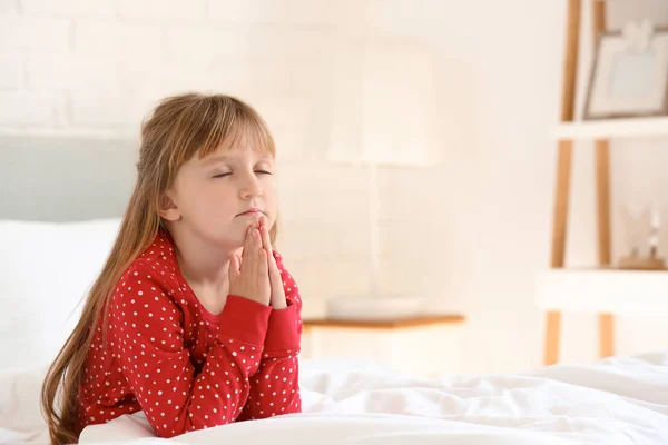 Little girl praying in bedroom — Stock Photo, Image