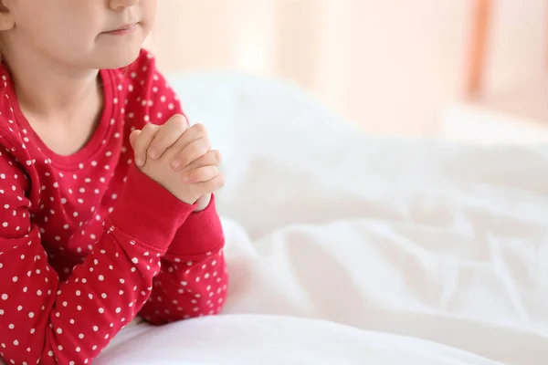 Little girl praying in bedroom — Stock Photo, Image