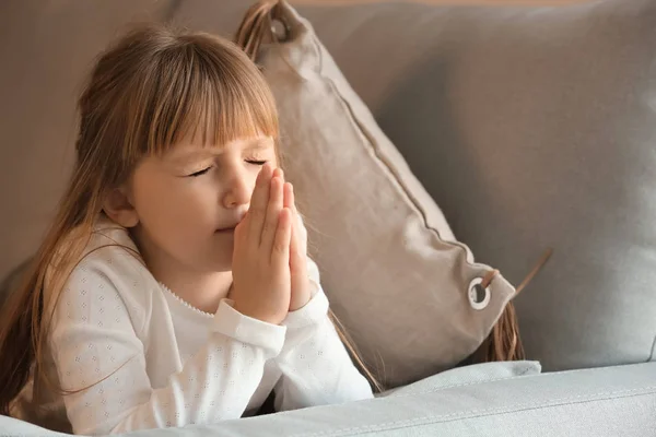 家で祈る少女 — ストック写真