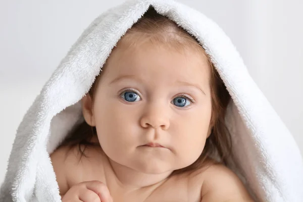 明るい背景に柔らかいタオルでかわいい赤ちゃん — ストック写真