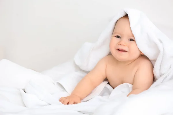 Bebê bonito com toalha macia no fundo branco — Fotografia de Stock