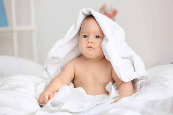 Yumuşak havlu evde ile şirin bebek — Stok fotoğraf