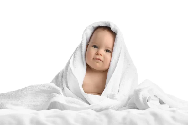 Beyaz arka plan üzerinde yumuşak havlu ile şirin bebek — Stok fotoğraf