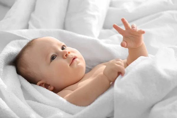 Carino bambino piccolo con asciugamano morbido sul letto — Foto Stock