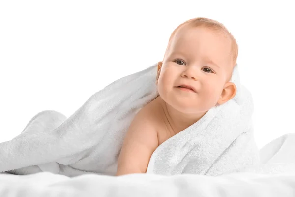 Beyaz arka plan üzerinde yumuşak havlu ile şirin bebek — Stok fotoğraf