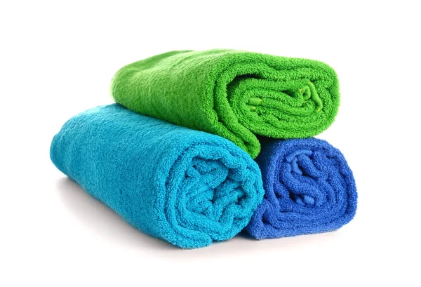 Beyaz arka plan üzerinde renkli havlu haddelenmiş