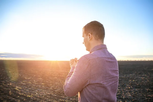 Věřící se modlí venku při západu slunce — Stock fotografie