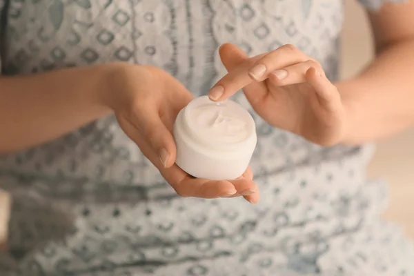 Woman applying body cream, closeup — Stock Photo, Image