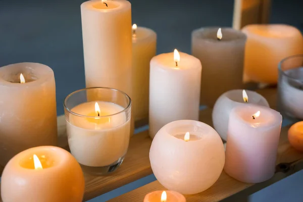 Όμορφα κεριά που καίγονται στο ράφι — Φωτογραφία Αρχείου