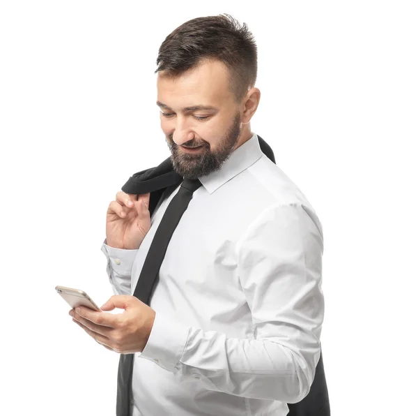 Hombre de negocios sonriente con teléfono móvil sobre fondo blanco — Foto de Stock