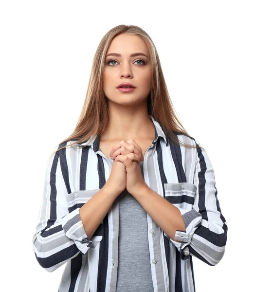 Όμορφη νεαρή γυναίκα προσεύχεται σε λευκό φόντο — Φωτογραφία Αρχείου