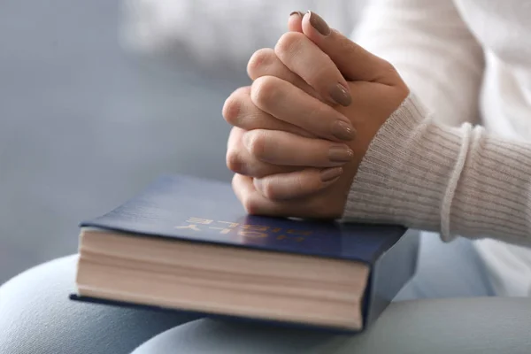 Ung kvinna med Bibeln be hemma, närbild — Stockfoto