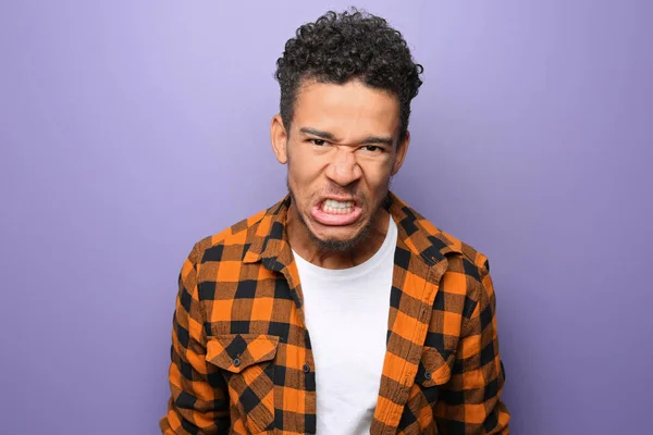 Retrato de homem Africano-Americano agressivo sobre fundo de cor — Fotografia de Stock