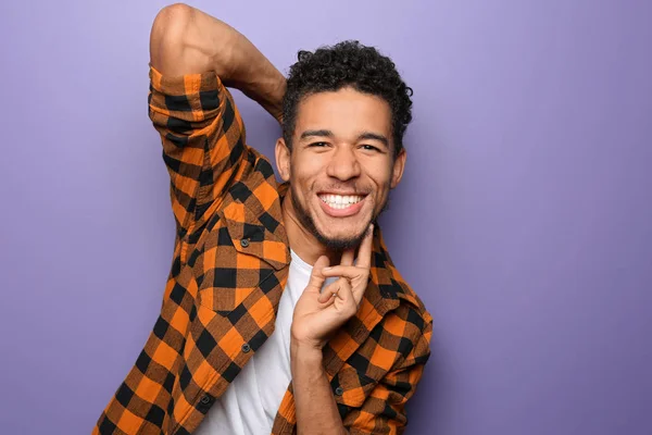 Retrato de homem afro-americano feliz em fundo de cor — Fotografia de Stock