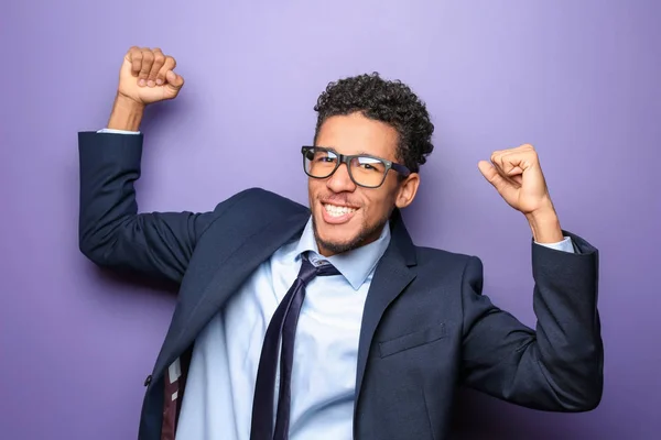 Portrait d'homme d'affaires afro-américain heureux sur fond de couleur — Photo