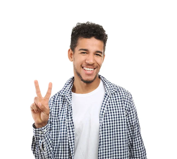 Retrato de homem afro-americano feliz mostrando gesto de vitória sobre fundo branco — Fotografia de Stock