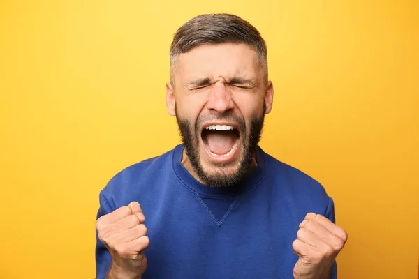 Portrait of screaming man on color background — Stock Photo, Image