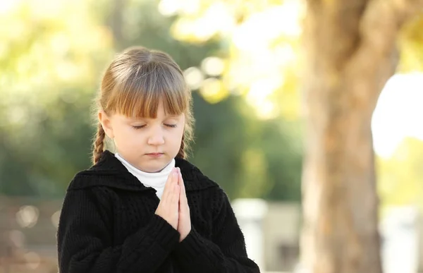 在户外祈祷的小女孩 — 图库照片#
