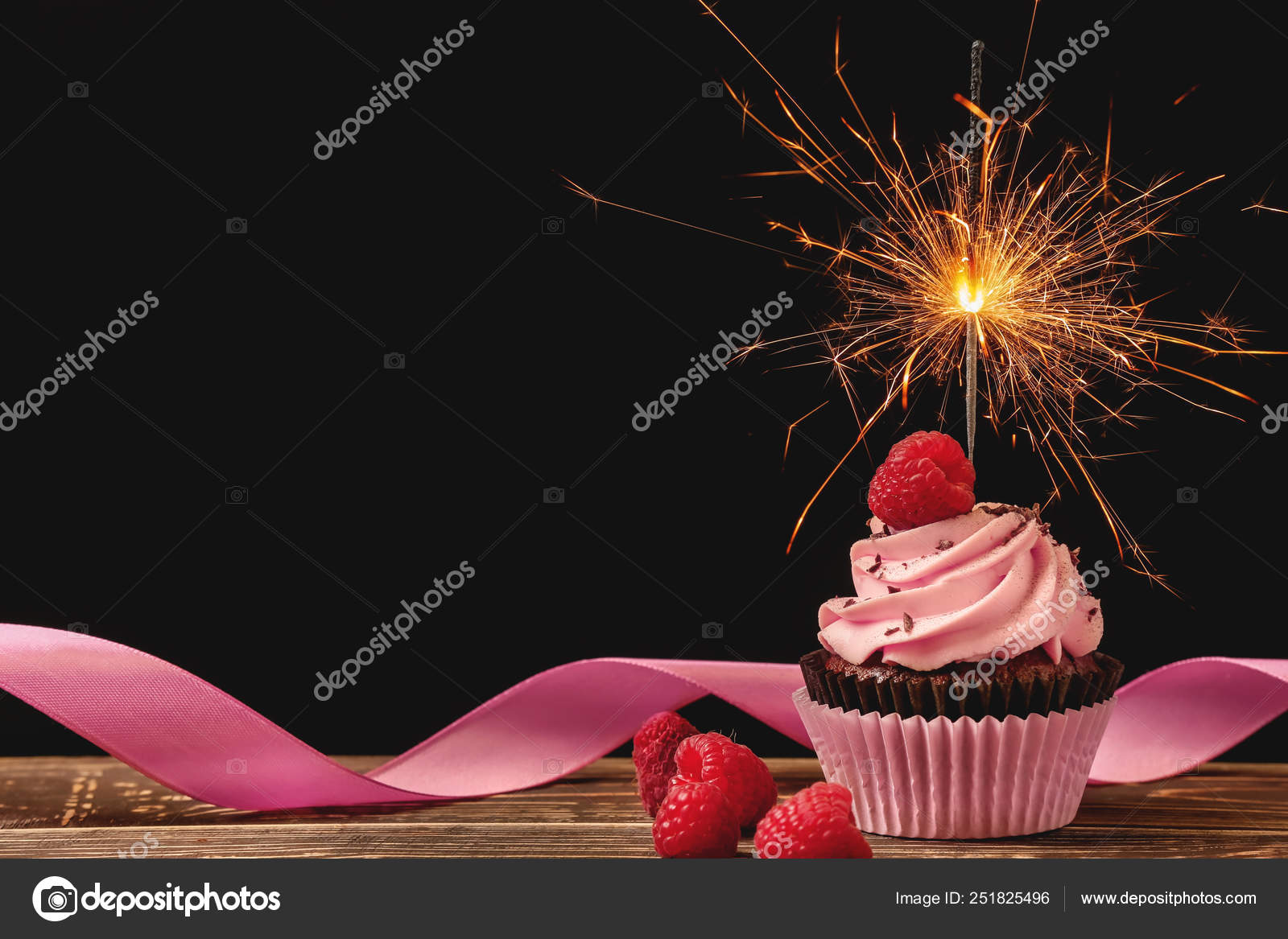 Delicieux Cupcake D Anniversaire Avec Bougie De Feu D Artifice Sur La Table Sur Fond Sombre Image Libre De Droit Par Serezniy C Delicieux Cupcake D Anniversaire Avec Bougie De Feu D Artifice Sur La Table Sur Fond Sombre Image Libre De Droit Par Serezniy C
