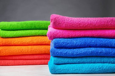 Tablo, closeup yumuşak renkli havlu yığını