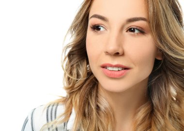 Beyaz arka planda güzel bir genç kadının portresi.