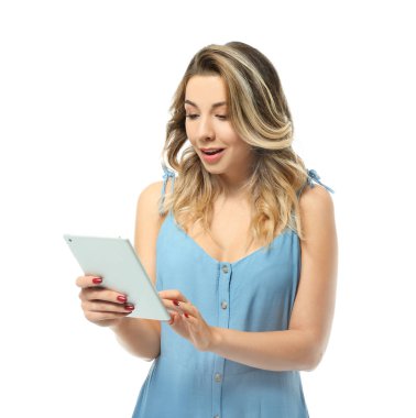 Tablet bilgisayarda beyaz arka plan ile güzel genç kadın portresi