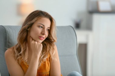 Evdeki güzel genç kadının portresi.