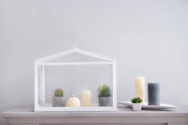 Güzel mumlar bitkiler ile hafif masaya yanan