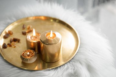 Güzel altın yanan mumlar metal tepsi