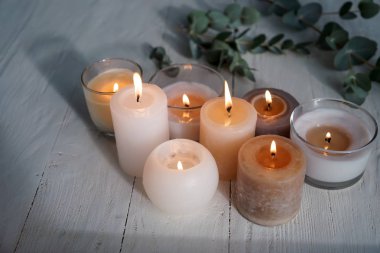 Ahşap masa mumlar yanan güzel