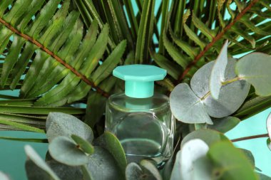 Tropikal yaprakları ile parfüm şişe