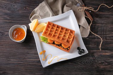 Lezzetli waffle tavuk nuggets ve ahşap masa sosu ile