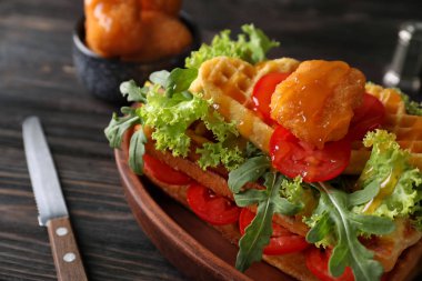 Tavuk nugget ve sos plaka ile lezzetli waffle