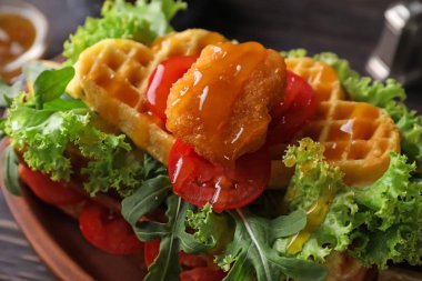 Tavuk nugget ve sos plaka, closeup ile lezzetli waffle