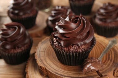 Ahşap tahta üzerinde lezzetli çikolatalı kek