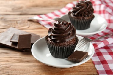 Ahşap masa üzerinde lezzetli çikolatalı kek ile plaka