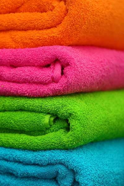 Tumpukan handuk warna cerah, closeup — Stok Foto