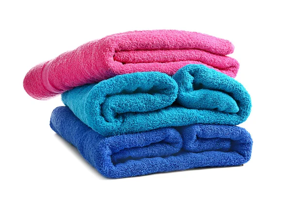 Pilha de toalhas macias brilhantes no fundo branco — Fotografia de Stock