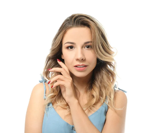 Retrato de una hermosa joven sobre fondo blanco — Foto de Stock