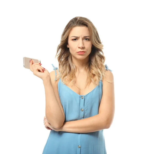 Portret niezadowolony młoda kobieta z telefonu komórkowego na białym tle — Zdjęcie stockowe