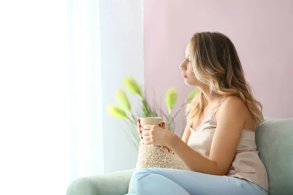 Portrait de belle jeune femme buvant du café à la maison — Photo