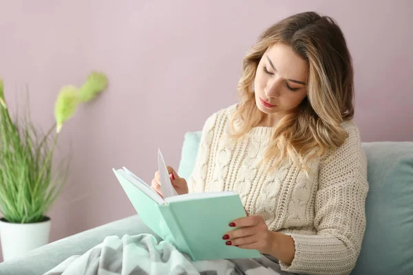 Retrato de bela jovem mulher lendo livro em casa — Fotografia de Stock