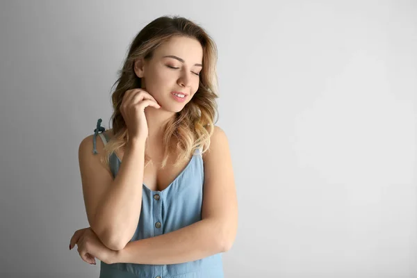 Retrato de una hermosa joven sobre fondo claro — Foto de Stock