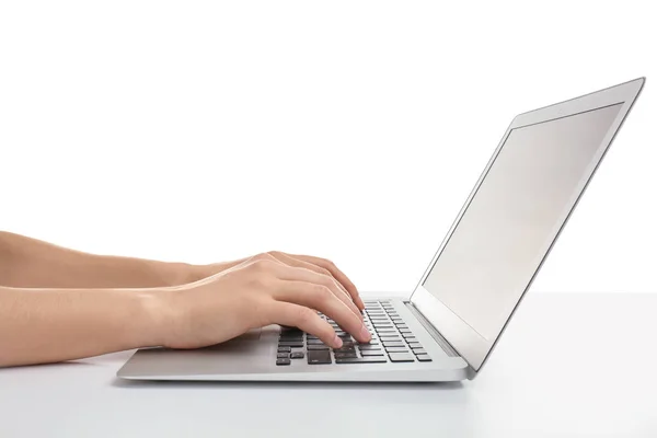 Jovem mulher usando laptop no fundo branco — Fotografia de Stock
