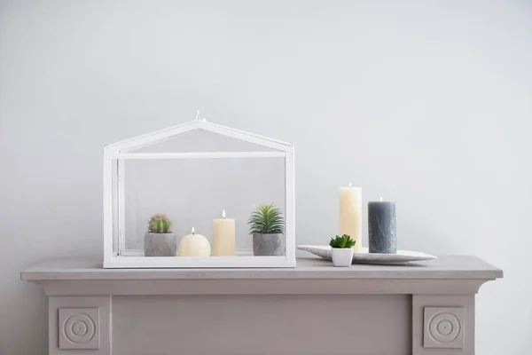 Belle candele ardenti con piante sul tavolo luminoso — Foto Stock