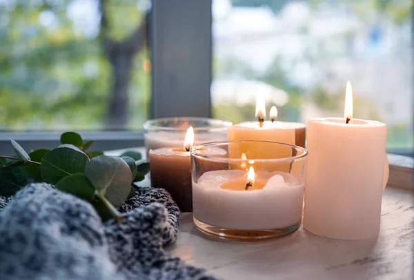Hermosas velas encendidas en la mesa de madera —  Fotos de Stock