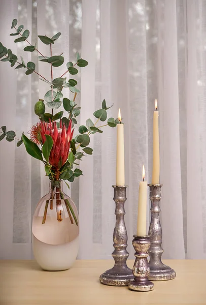 불타는 나무 테이블에 꽃병에 아름 다운 부케와 초 — 스톡 사진