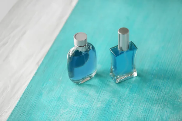 Pullot hajuvettä väripöydällä — kuvapankkivalokuva