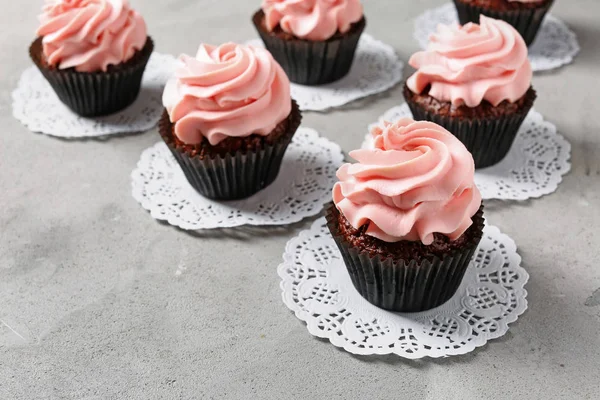 Deliciosos cupcakes sobre mesa gris — Foto de Stock