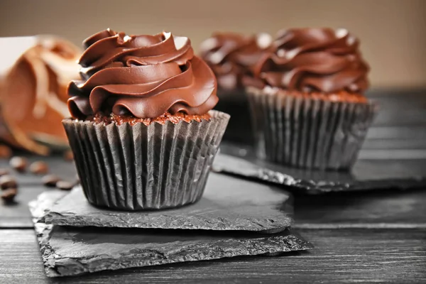 Delicioso cupcake de chocolate en plato de pizarra — Foto de Stock
